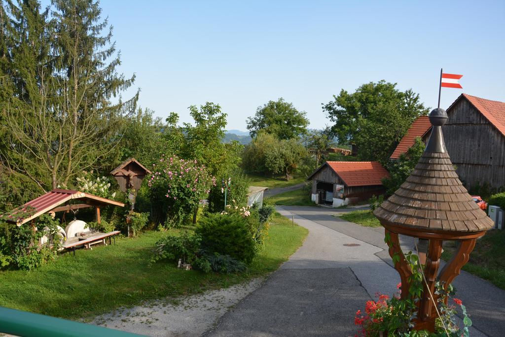 Gaestehaus Schmid Sankt Johann im Saggautal Екстериор снимка